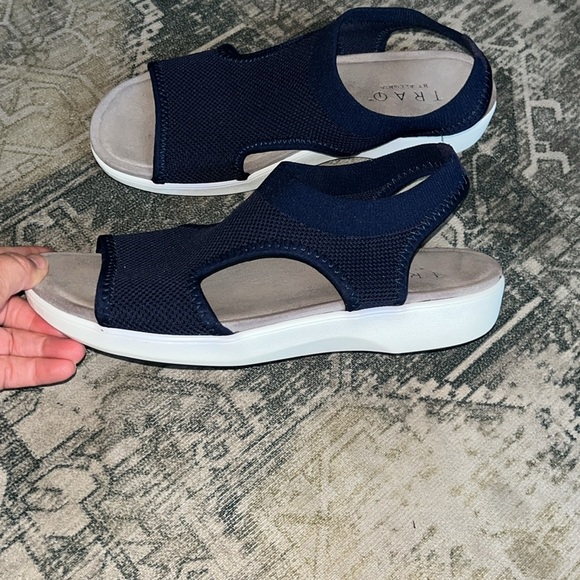 TRAQ by Alegria women’s Navy Sandals with Light Soles size 39 US 8 - Picture 2 of 7